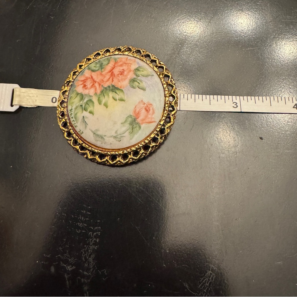 Vintage Hand Painted, Signed & Dated, Floral Brooch - Picture 4 of 4